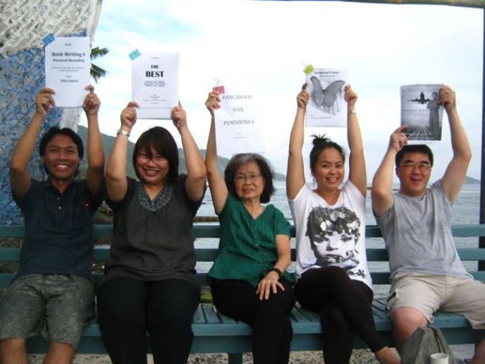 Peserta EZ Institute Writing Camp di Pantai Mendira, Candidasa, Bali pada April 2013. Semua buku peserta ini sekarang sudah terbit.