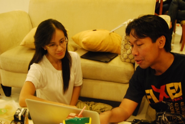 Edy Zaqeus memberikan pendampingan untuk Amelia Hiarawan, peserta writing camp batch 4 di Surabaya