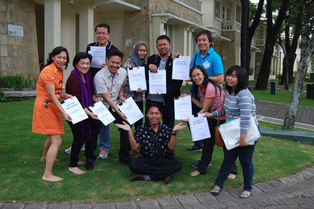 Para peserta writing camp batch 4 di Surabaya sedang berpose meluapkan kegembiraan setelah berhasil menyelesaikan draf bukunya.