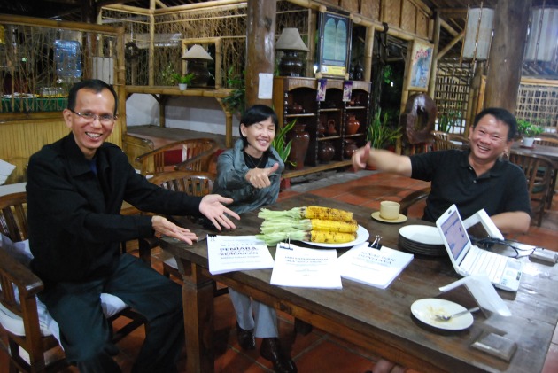Para peserta writing camp di Lembur Pancawati, Bogor, meluapkan kegembiraannya dengan pesta makan jagung bakar setelah berhasil menyelesaikan naskah buku lebih cepat dari target.